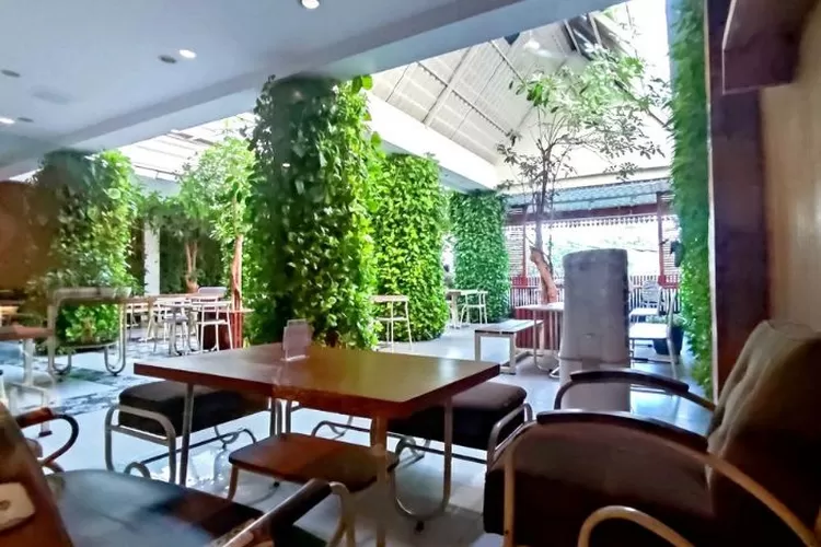 Rekomendasi Cafe Hits Hidjau Cafe Tempat Nongkrong Konsep Garden