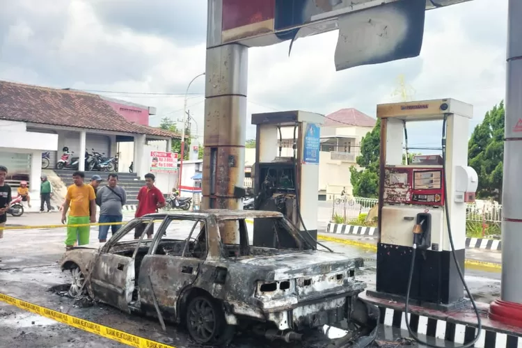 Polisi Olah Tkp Kebakaran Mobil Di Spbu Ngadirojo Akurat Jateng