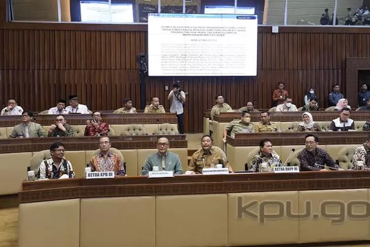 Komisi II DPR Bahas Rencana Perubahan Jadwal Pendaftaran Capres ...