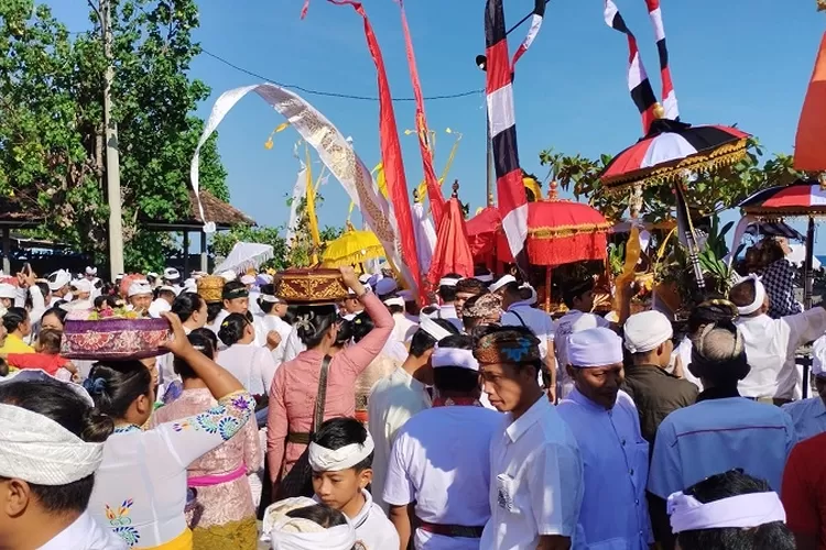 Ribuan Warga Desa Adat Nagasepaha Laksanakan Tradisi Melasti Ke Segara ...