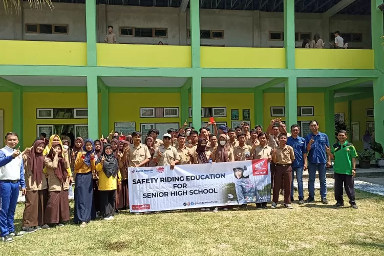 Astra Motor NTB Gaungkan Safety Riding di SMAN 10 Mataram - Lombok Post - Lombok Post