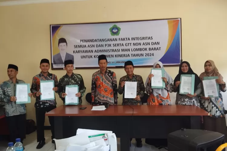 Tegaskan Komitmen, MAN Lobar Tanda Tangani Pakta Integritas Kinerja ...