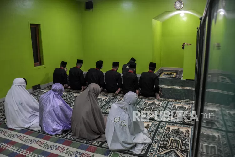 Niat Sholat Isya 4 Rakaat Lengkap Dengan Tata Cara Magenta 