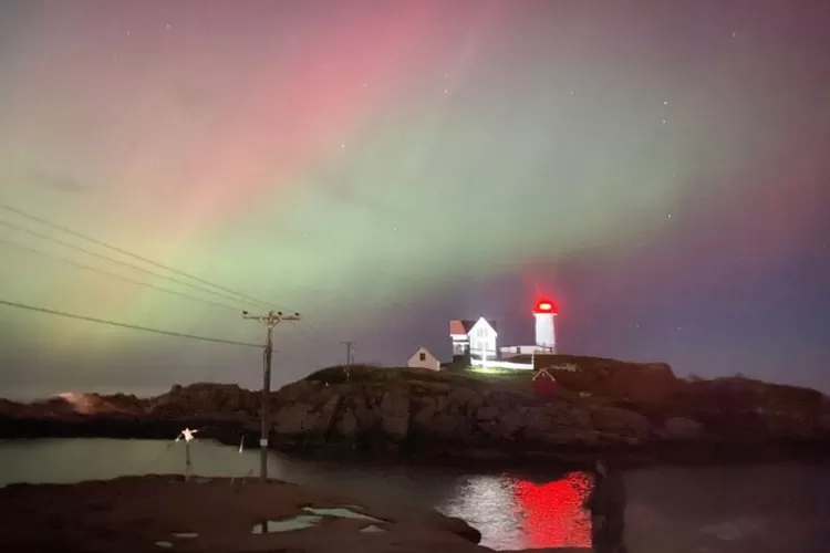 Habis Badai Matahari Terbitlah Aurora, Ini Penyebab Aurora Borealis ...