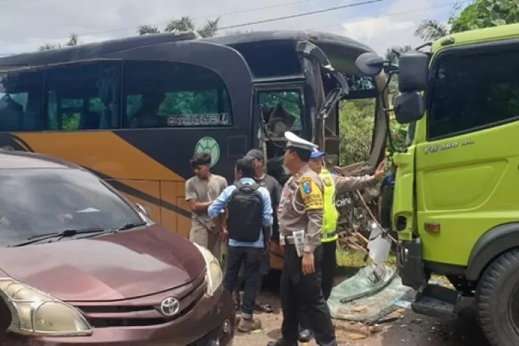 Ugal-Ugalan Di Jalan, Truk CPO Tabrak Bus Sekolah Perusahaan - Prokal