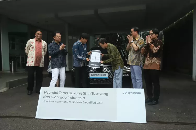 Bikin Sepak Bola Indonesia semakin Maju, Hyundai Hadiahkan Genesis Electrified G80 kepada Shin Tae-yong