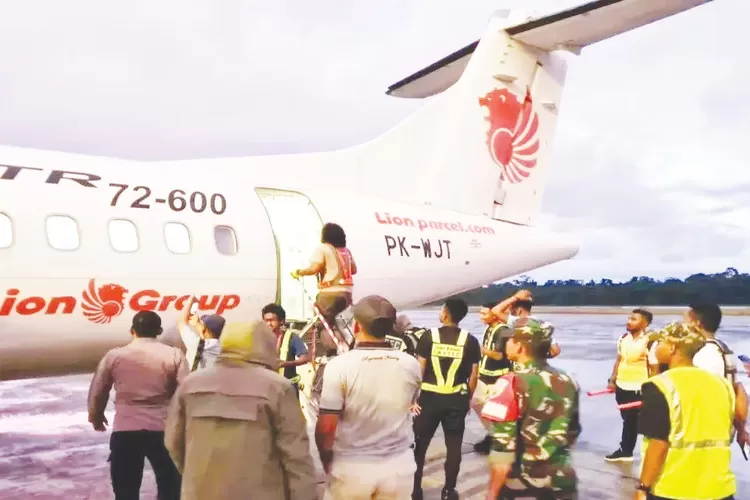 Pesawat Wings Air Ditembak Kkb Peluru Tembus Ke Kabin Balpos