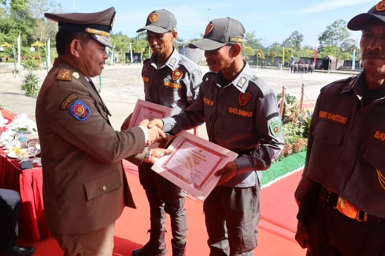 Sekda Pimpin Upacara Hut Satpol Pp Dan Satlinmas Puluhan Botol Miras