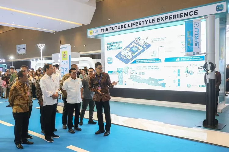 President Joko Widodo visits the PLN stand and PLN Director General explains the readiness of the electric vehicle ecosystem at the PLN stand at PEVS 2024