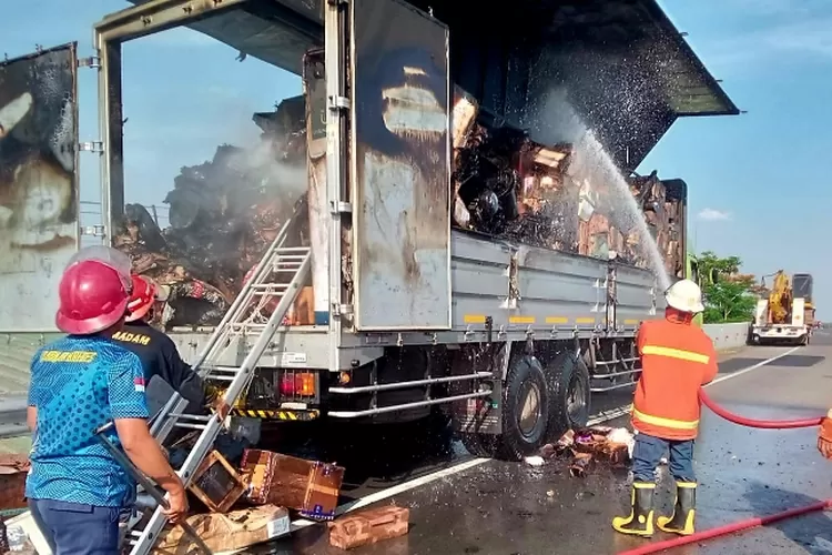 Ribuan Paket Di Dalam Truk Mendadak Terbakar Di Tol Pejagan-Pemalang ...