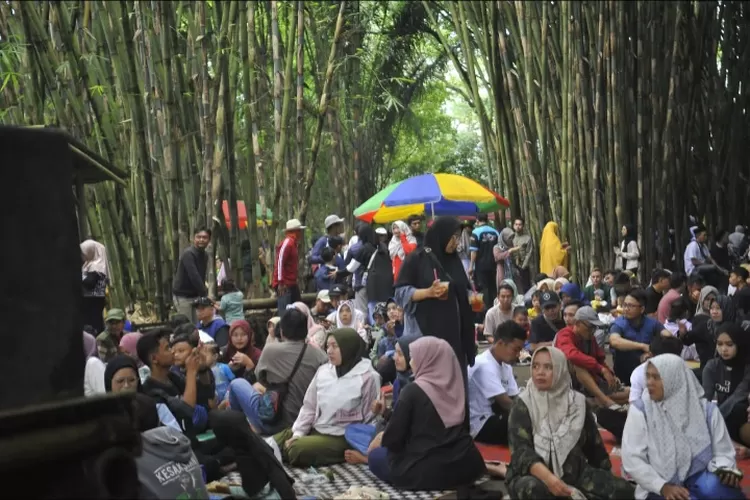 Ribuan Wisatawan Padati Pasar Slumpring Desa Cempaka Tegal Saat Libur ...