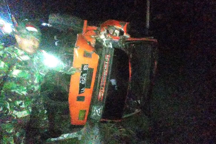 Truk Fuso Ngeblong Di Flyover Kretek, Sruduk Empat Mobil Di Depannya ...