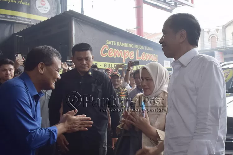 Portrait of Jokowi visiting Tegal to support the Luthfi-Taj Yasin campaign