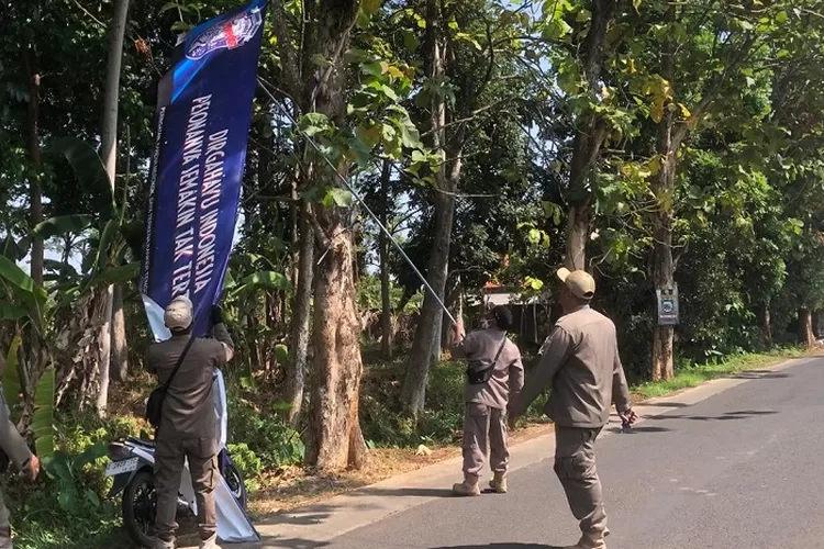 Cuma Sikat Spanduk Rokok Satpol Pp Batang Belum Berani Tindak Baleho Parpol Pojok Baca 