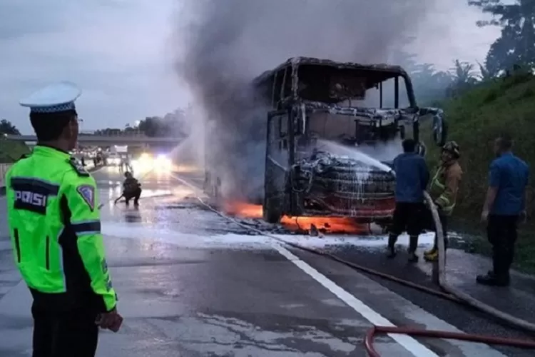 Belasan Penumpang Dan Awak Bus Selamat Begini Kronologis Terbakarnya