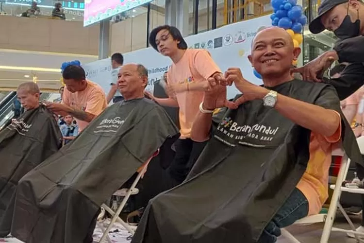 Pengunjung Mal Di Riau Berani Gugurkan Rambut Untuk Hari Kanker Anak Internasional