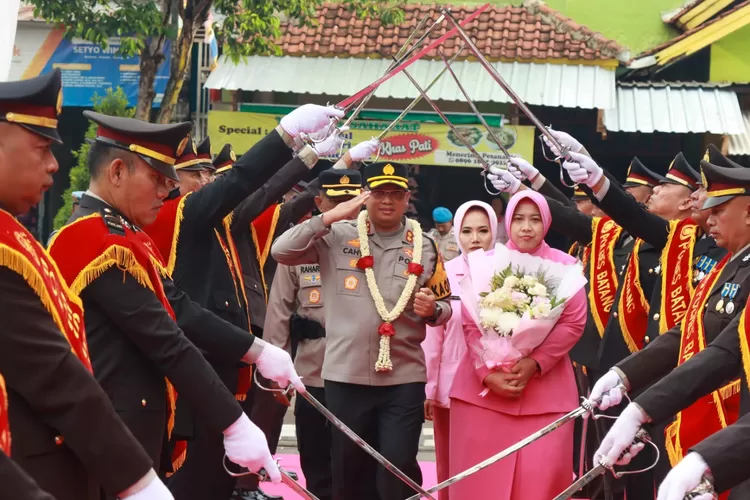 Tradisi Pedang Pora Sambut Akbp Nur Cahyo Ari Prasetyo Sebagai Kapolres