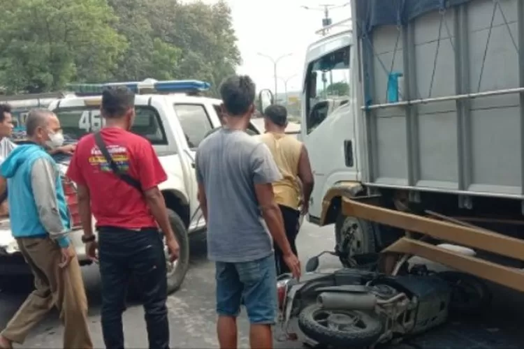 Terobos Lampu Merah, Pemotor Tabrak Truk Di Pantura Gringsing ...