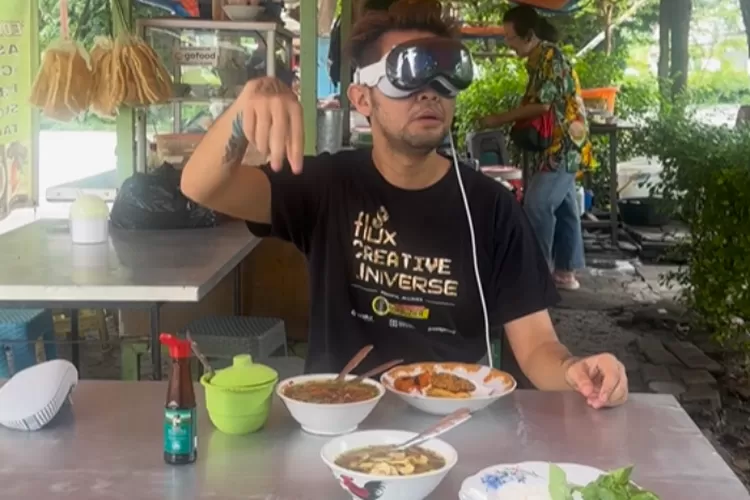 Viral! Pria Ini Nongkrong di Warung Soto Sambil Main Apple Vision Pro,  Warga Langsung Kaget Kira Lagi Stres! - Cari Aku