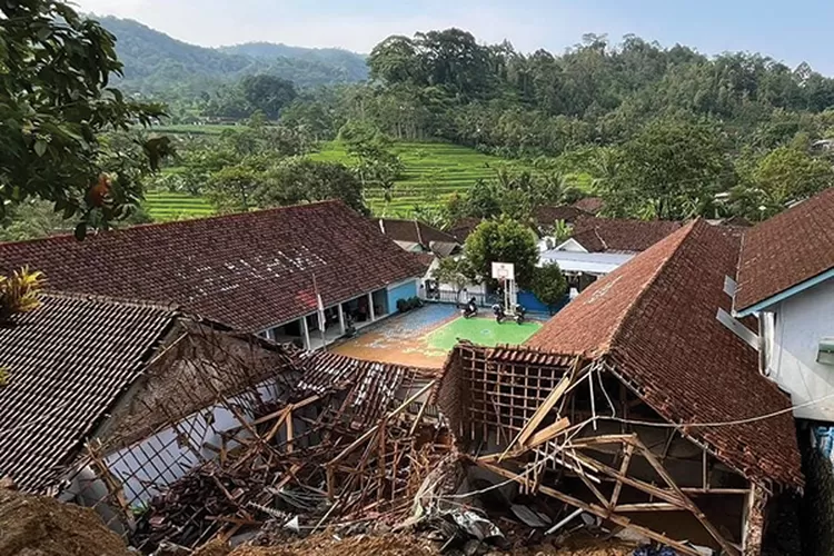 Talut Dengan Ketinggian 10 Meter Longsor, Siswa Terganggu Karena Dua ...