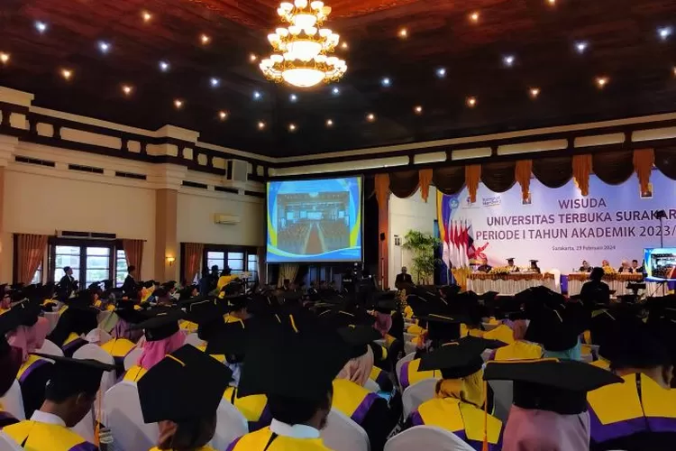 Gelar Wisuda Periode 1 2024, Universitas Terbuka Solo Bekali 496 ...