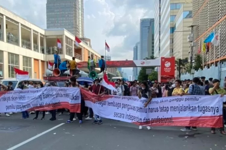 Serukan Pemilu Yang Adil Mahasiswa Demo Di Depan Bawaslu Ri Minta Masyarakat Tak Terprovokasi