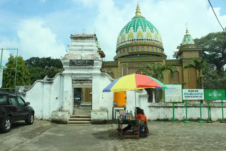 Wisata Religi Makam Sunang Bejagung Lor Di Tuban. Dipercayai Sebagai ...