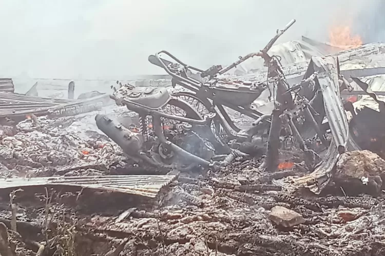 Rumah Panggung di Tamaona Ludes Terbakar, Motor, Gabah, Cengkeh hingga Uang Ikut Dilalap Api