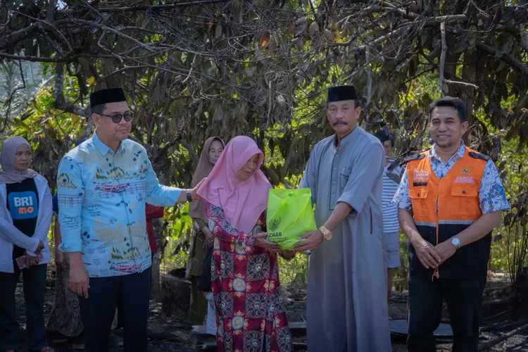Duka NAWI Warga Desa Tamaona di Tengah Puing Kebakaran, Wabup Bulukumba Bergerak Cepat Salurkan Bantuan