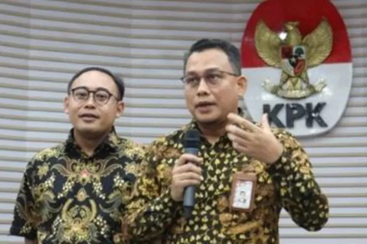 KPK Temukan 12 Pucuk Senjata Api , Sita Uang Puluhan Miliar Di Rumah ...