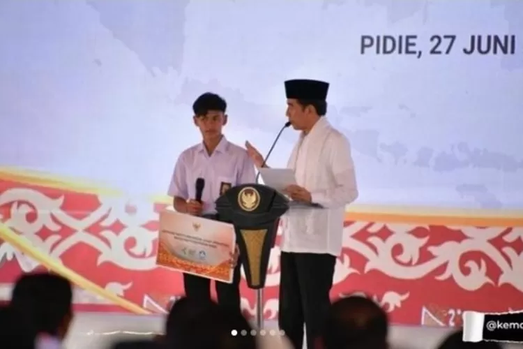 Kemendikbudristek Memberikan Bantuan Beasiswa Pendidikan Kepada Anak ...