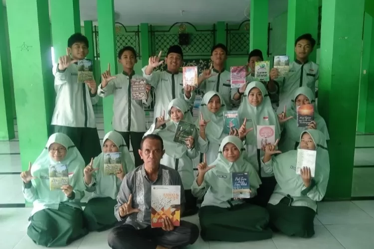 Membangun Kasih Sayang Untuk Bacaan Mengajak Siswa Mencintai Lierasi