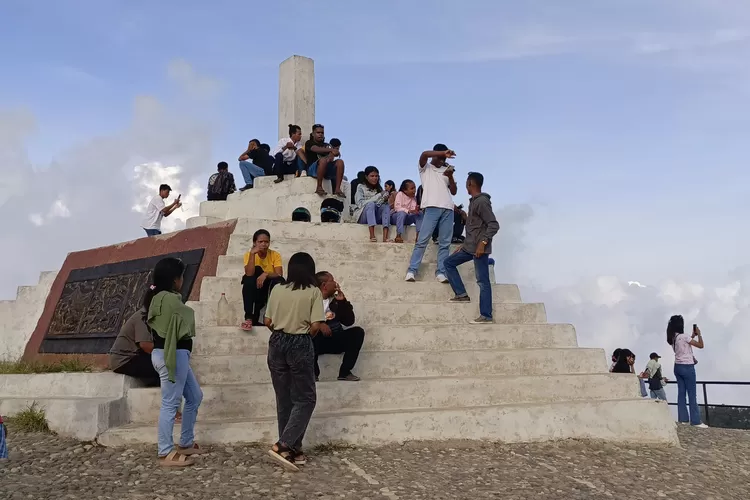 Jumlah Kunjungan Wisatawan 2023 Ke Danau Kelimutu Meningkat Tajam ...