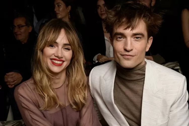 Kekasih Robert Pattinson, Suki Waterhouse Umumkan Hamil Anak Pertama