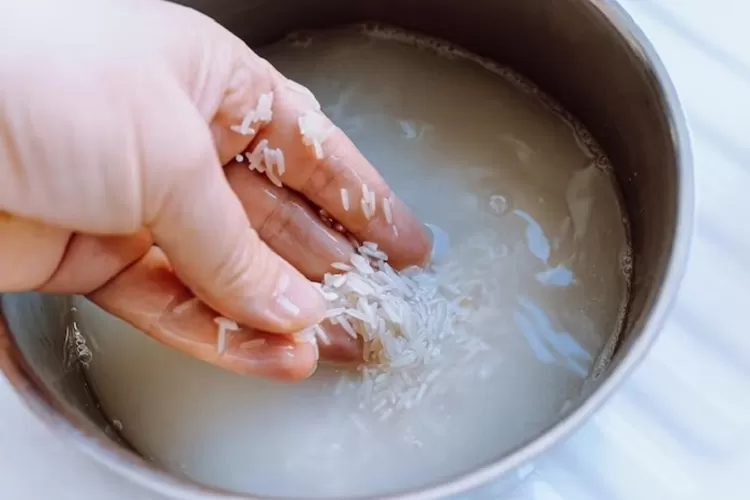 5 manfaat air cucian beras untuk kulit wajah
