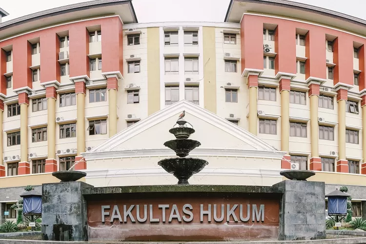 Minat Jurusan Hukum? Berikut 11 Universitas Dengan Fakultas Hukum ...