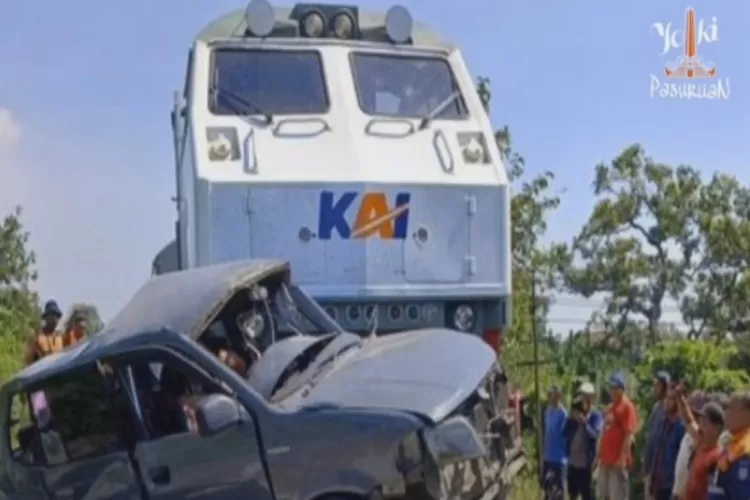 Innalillahi! Mobil Rombongan Keluarga Ponpes Sidogiri Tertabrak KA ...