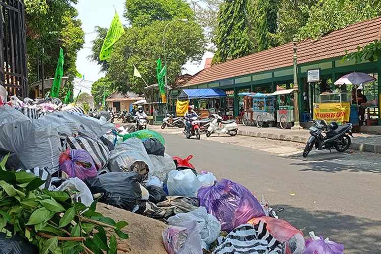 Ganti Sampah Menggunung Di Depo Lapangan Karang - Radar Jogja