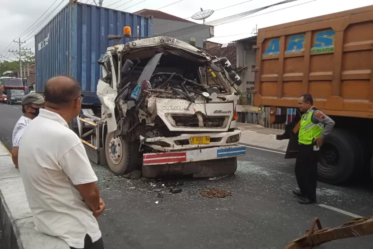 Diduga Rem Blong Truk Boks Seruduk Dua Kendaraan Di Secang Magelang ...