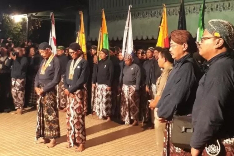 Mengenal Ritual Mubeng Beteng, Tradisi Lampah Tanpa Bicara: Menjaga ...