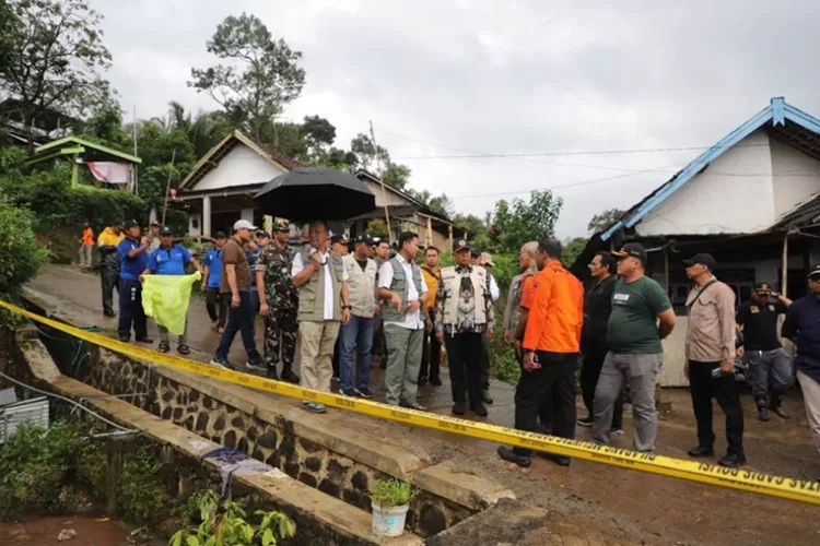 Muncul Retakan Tanah 100 Meter Di Dekat Lokasi Bencana Tanah Gerak ...