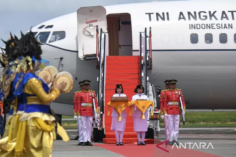 Momen Bersejarah, Duplikat Bendera Pusaka Dan Salinan Teks Proklamasi ...