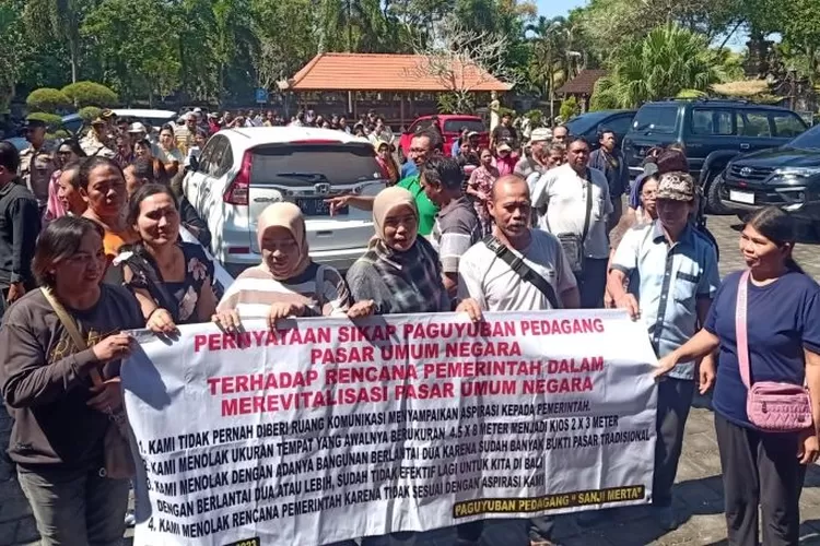 Tolak Revitalisasi Pasar Umum Negara, Ratusan Pedagang Masadu Ke DPRD ...