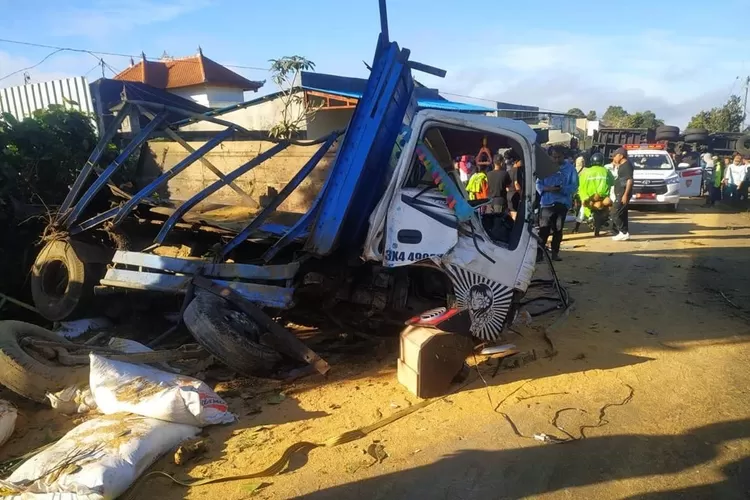 Truk Tronton Angkut Pakan Ternak Alami Rem Blong Di Bali, Tabrak Truk ...