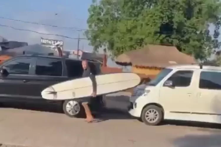 Polisi Selidiki Aksi Bule Di Bali Yang Viral Tenteng Papan Surfing Gores Body Mobil Di Pantai