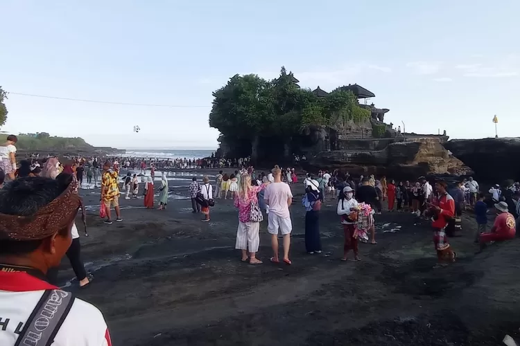 Kunjungan Wisatawan Tiongkok Ke Tanah Lot Bali Melonjak Pada November ...