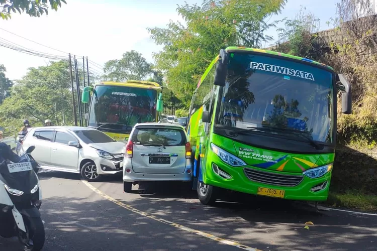 Kecelakaan Beruntun Di Tabanan Bali Libatkan 4 Mobil, Berawal Bus Besar ...