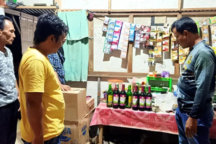 Sasar Warung Dan Warkop Desa Di Sulang Dan Bulu Polres Rembang Temukan Puluhan Botol Miras