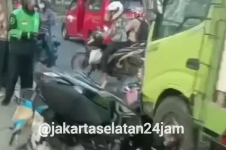 Begini Kronologi Truk Muatan Hebel Tabrak 7 Pemotor Yang Lawan Arah Di ...