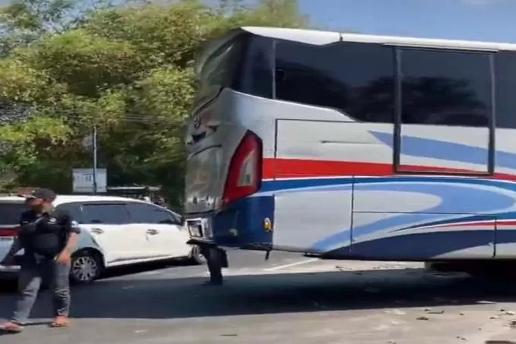 BRAK...Begini Kronologi Bus Sumber Selamat Tabrak Avanza Di Jalur Jogja ...